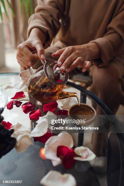 Compete Tea Tea Pouring Competition Photos and Premium High Res Pictures - Getty Images