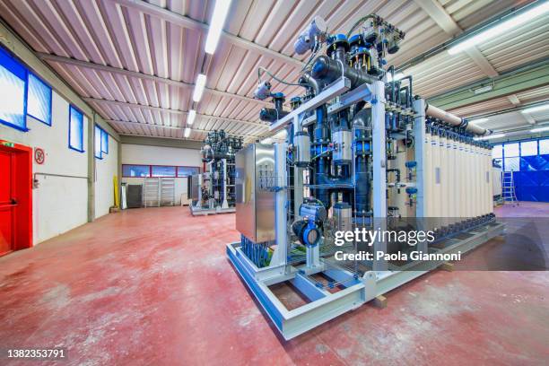 industrie. durabilité. équipement de filtration d’eau dans l’atelier de l’usine. concept industriel. - faucet stock photos et images de collection