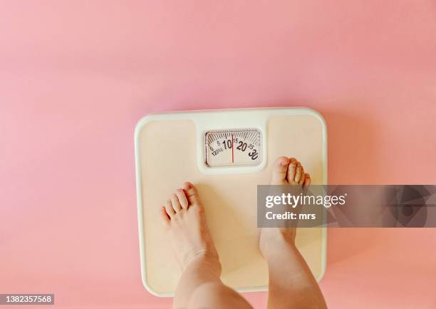 little feet on a scale - weighing scales stockfoto's en -beelden