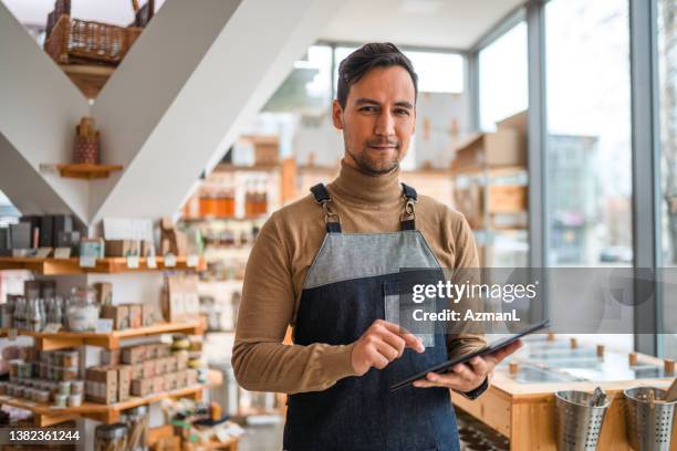 Android Personworkin In Store Man Tablet Store Photos and Premium High Res Pictures - Getty Images