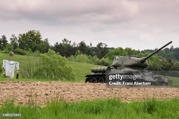 soviet tank and scarecrow in field, slovakia - nazism stock pictures, royalty-free photos & images