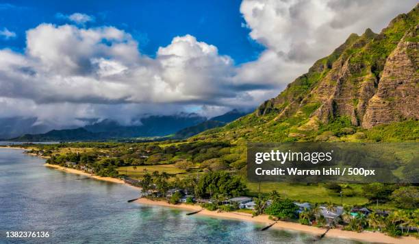 along the waterfront,scenic view of river by mountains against sky,honolulu,hawaii,united states,usa - honolulu fotografías e imágenes de stock