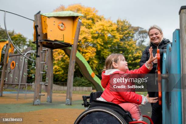 viaje a la madre y la hija al parque - disabled access fotografías e imágenes de stock