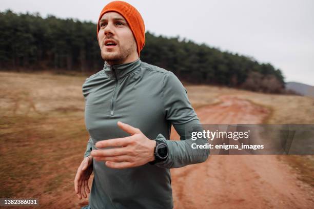 abenteuer - laufwettbewerb der männer stock-fotos und bilder