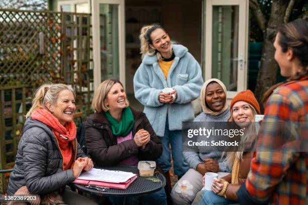 volunteers planning their next project - community diversity stockfoto's en -beelden