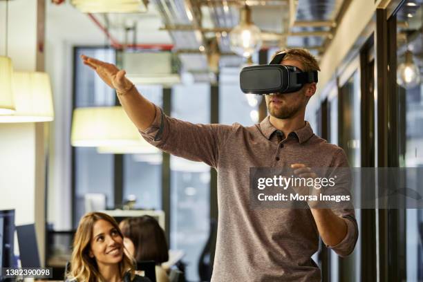 businessman in virtual reality simulator at office - oficio de diseño fotografías e imágenes de stock