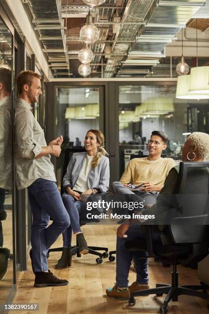 entrepreneurs discussing business ideas in office - night of empowering conversations stockfoto's en -beelden