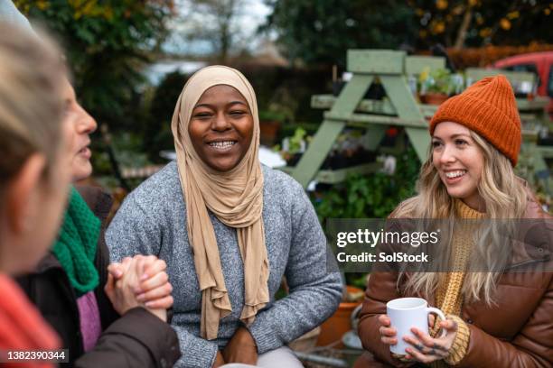 diverse women volunteers - diverse community 個照片及圖片檔