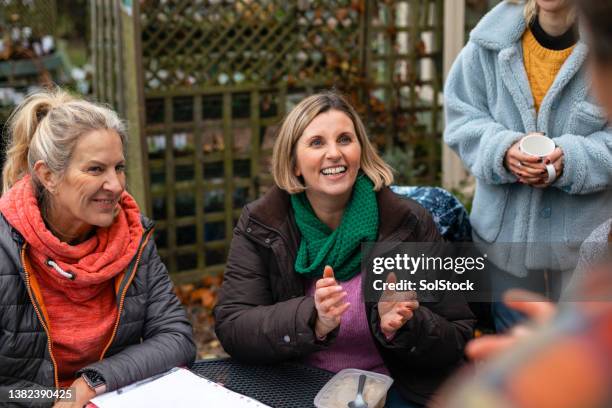 volunteering to be sustainable - vrijwilliger stockfoto's en -beelden