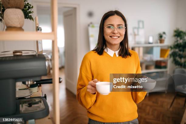 porträt einer geschäftsfrau mit kaffeetassen im b�üro - kaffeemaschine stock-fotos und bilder