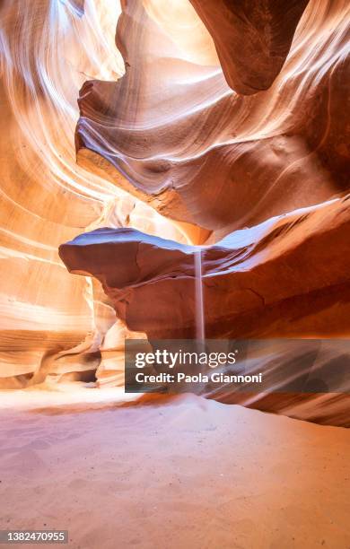 jogos de luz solar e pedras do antelope canyon - arizona - eua. - ponto de referência natural - fotografias e filmes do acervo