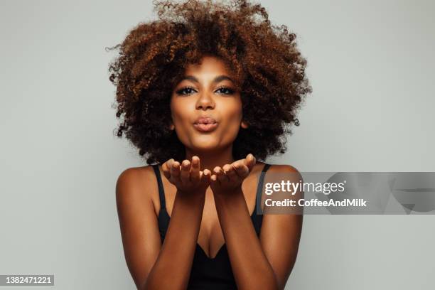 linda mulher afro com maquiagem perfeita - kiss lips - fotografias e filmes do acervo