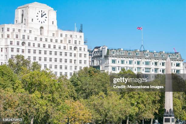 cleopatra's needle and shell house at victoria embankment in city of westminster, london - cleopatra s needle london stock pictures, royalty-free photos & images