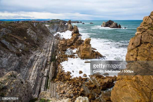 cantabrian flysch,scenic view of sea against sky,spain - geología stock-fotos und bilder