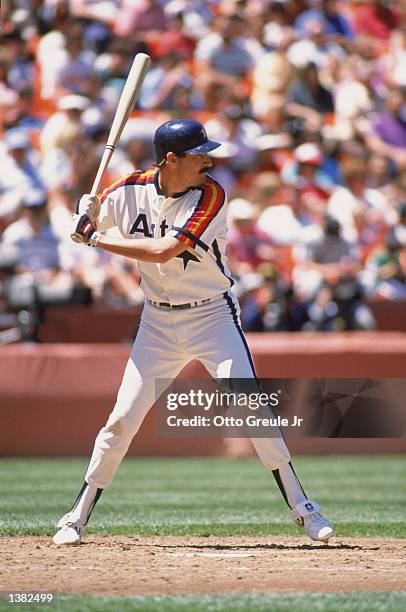 Rick Rhoden of the Houston Astros readies for the pitch during a MLB game in 1989.