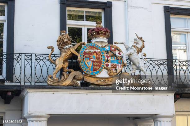 queen victoria coat of arms on royal victoria hotel on the pantiles at royal tunbridge wells in kent, england - royal tunbridge wells stock pictures, royalty-free photos & images