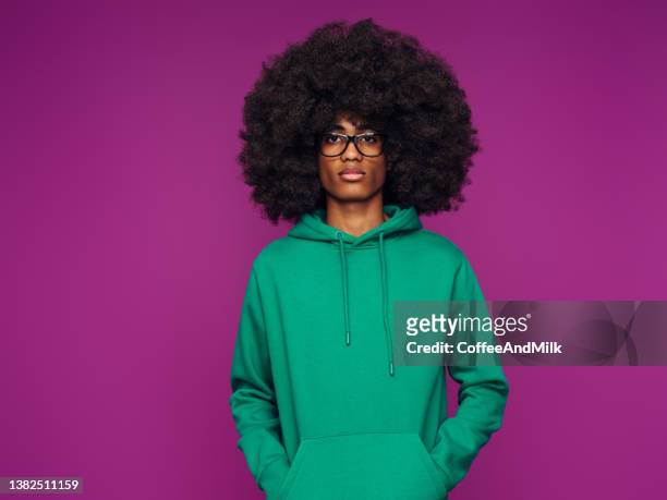 retrato de chico afro - camisa con capucha fotografías e imágenes de stock