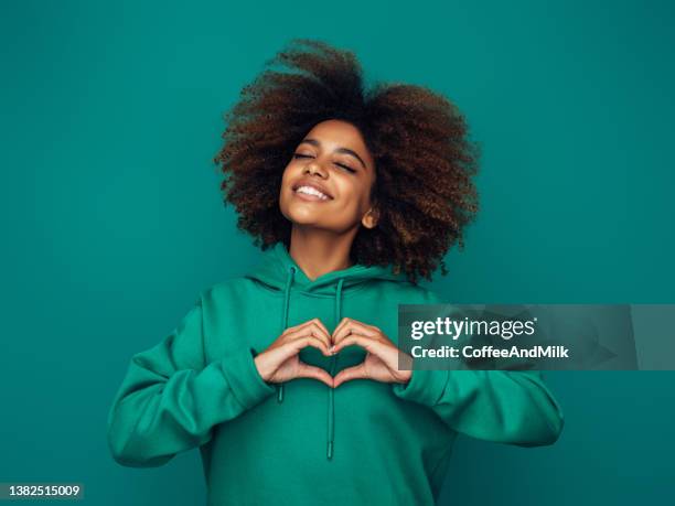 beautiful afro woman - gezichtsuitdrukking stockfoto's en -beelden