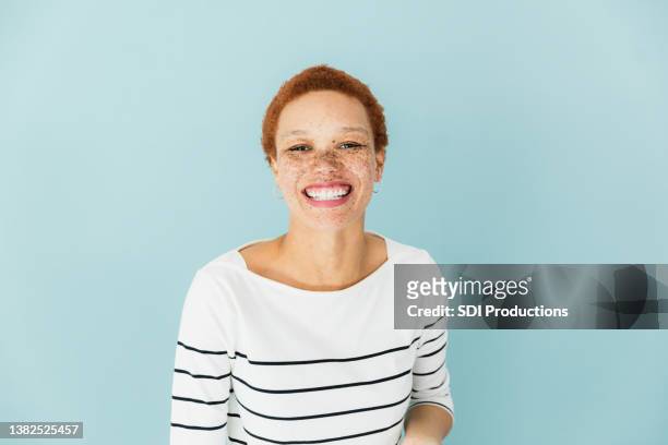 mujer en camisa a rayas - short hair fotografías e imágenes de stock