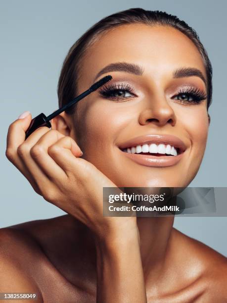 hermosa mujer emocional con maquillaje perfecto - maquillaje para ojos fotografías e imágenes de stock