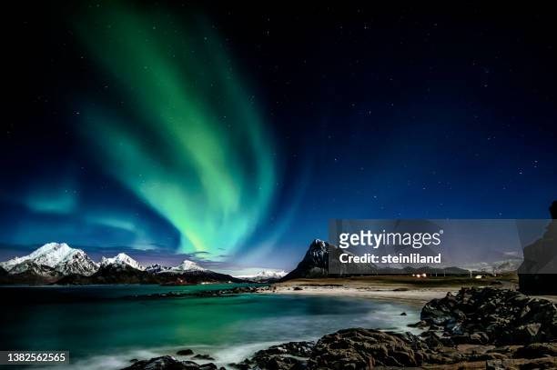 northern lights over coastal landscape, flakstad, lofoten, nordland, norway - aurora borealis lofoten stock-fotos und bilder