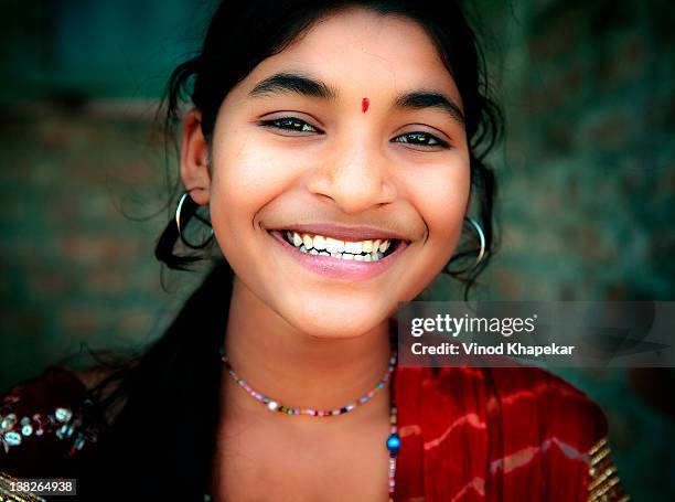 portrait of girl - bindi fotografías e imágenes de stock