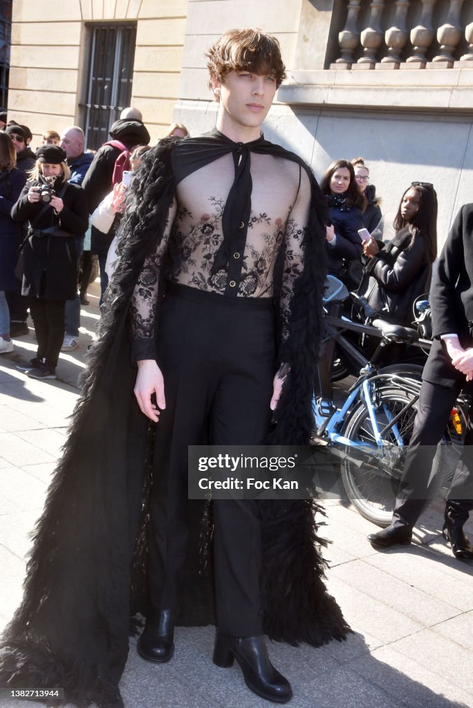 Cody Fern attends the Louis Vuitton Womenswear Fall/Winter 2022/2023  Fotografía de noticias - Getty Images