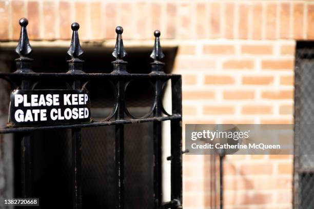 Keep Gate Open Sign Please Shut The Gate Photos et images de collection - Getty Images