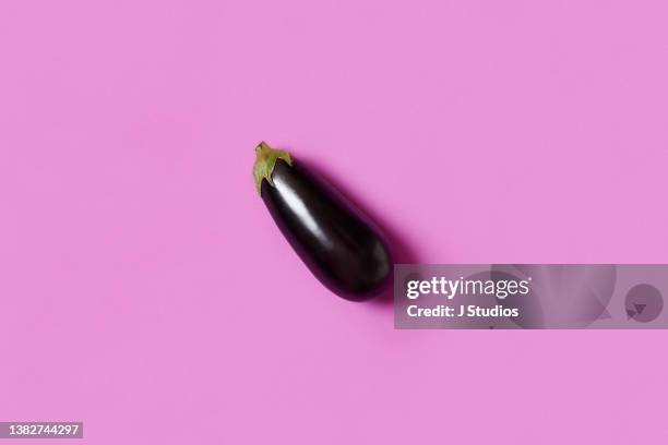 eggplant on a purple background - piemel stockfoto's en -beelden