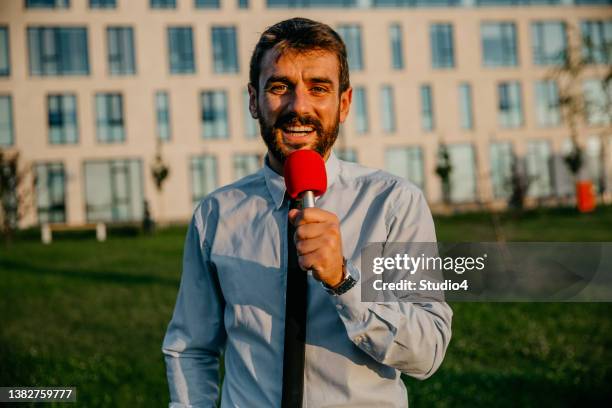 periodista informando en vivo - television commentator fotografías e imágenes de stock