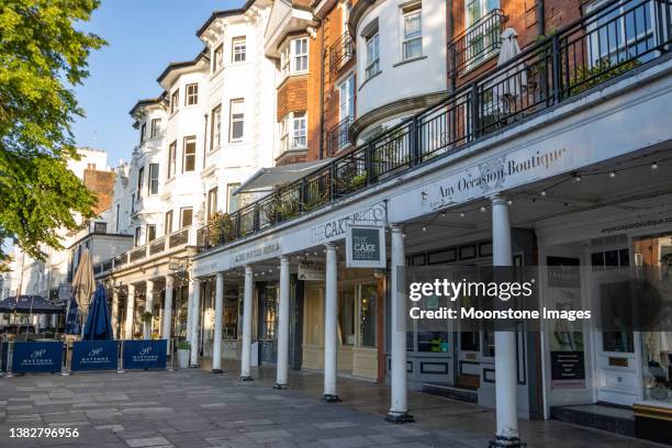 the cake shed on the pantiles at royal tunbridge wells in kent, england - royal tunbridge wells stock pictures, royalty-free photos & images