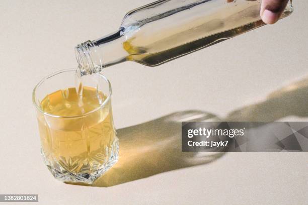 apple cider vinegar - aceto foto e immagini stock