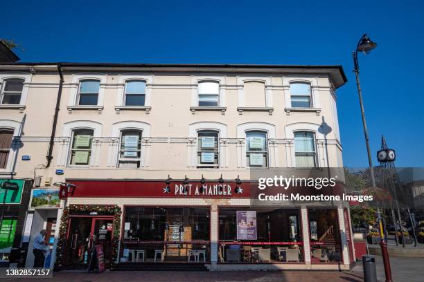 pret a manger sandwich shop on mount pleasant road at royal tunbridge wells in kent, england - manger sandwich stockfoto's en -beelden