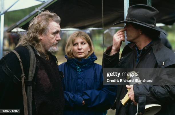 Mel Gibson directs actor Brian Cox in the film 'Braveheart', 1995.