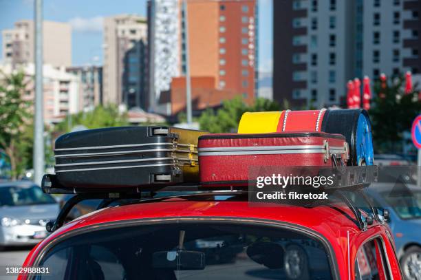 roter volkswagen - gepäckablage stock-fotos und bilder