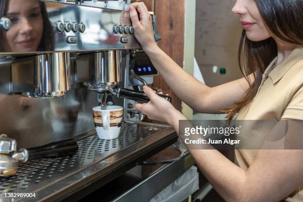 crop barista pouring coffee in cup - empregada de mesa imagens e fotografias de stock