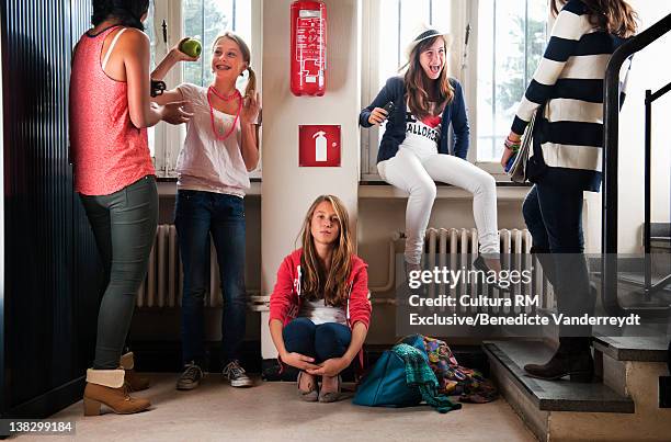 teenagers talking in school hallway - exclusão - fotografias e filmes do acervo