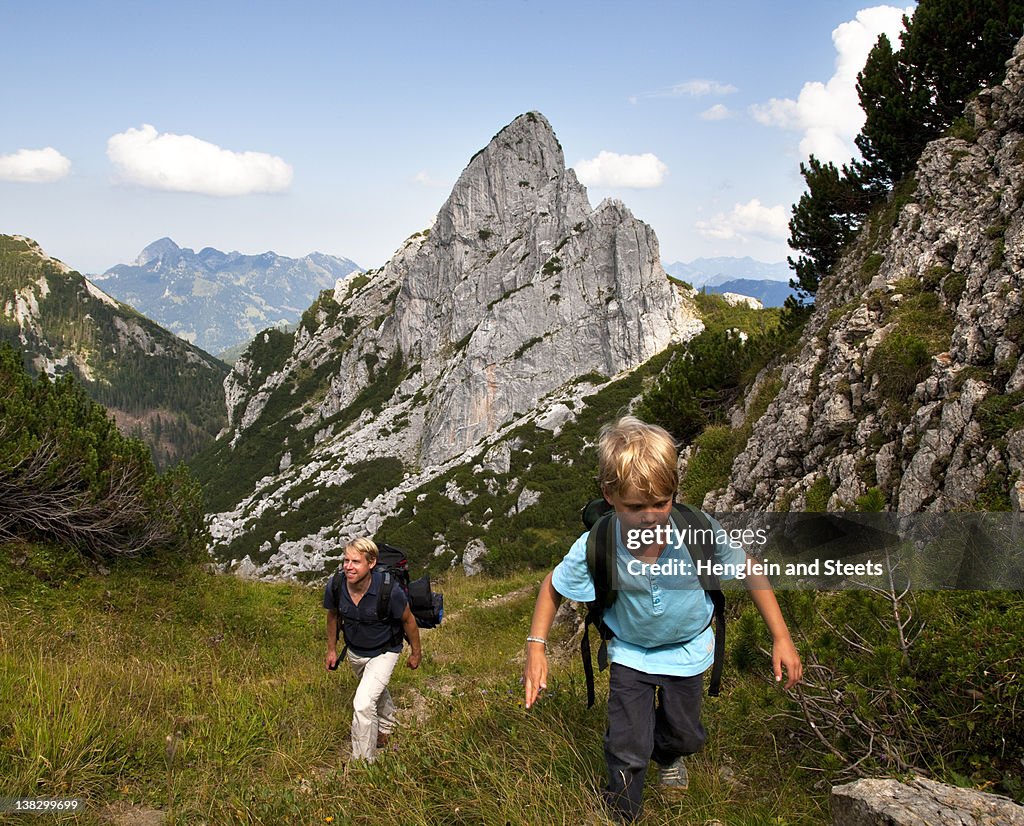 Vater und Sohn Wandern auf dem Berg Weg