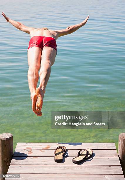 saut homme en maillot de bain dans le lac - starnberg photos et images de collection