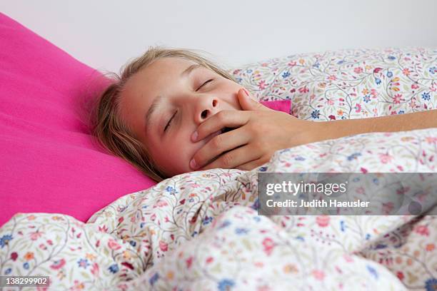 Child Yapping Yawning Children Photos and Premium High Res Pictures - Getty Images