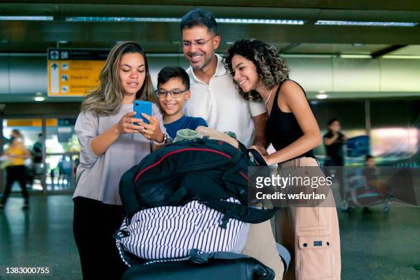 family at the airport. - family airport stock pictures, royalty-free photos & images