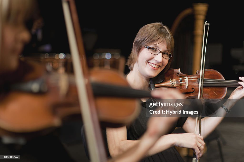 Violine im Orchester-Spieler