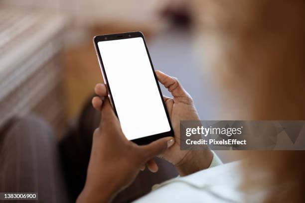 smartphone con schermo mock-up - inquadratura da sopra le spalle foto e immagini stock