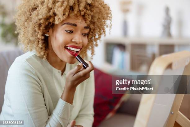 red lips will never go out of style - applying stockfoto's en -beelden