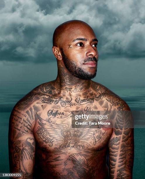 man with tattoos on chest - tattoo stockfoto's en -beelden