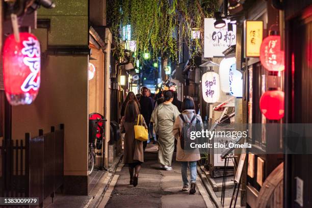 narrow alley street in gion district at night with people and illuminated restaurant building with menu - season in kyoto imagens e fotografias de stock