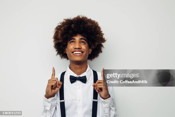 afroamerikanischer mann mit afro-haaren mit weißem hemd und stehend über isoliertem weißen hintergrund - men wearing dresses stock-fotos und bilder