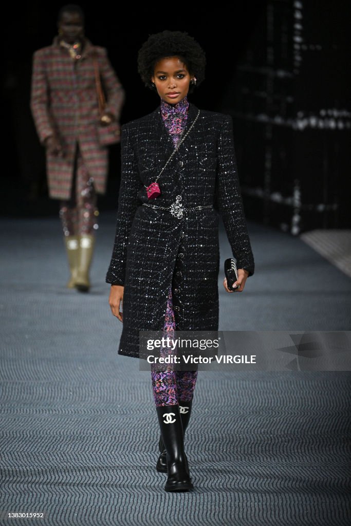 A model walks the runway during the Chanel Ready to Wear Fall/Winter  News Photo - Getty Images