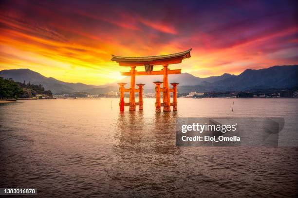 広島県宮島県厳島神社の夕焼け - 厳島神社 ストックフォトと画像