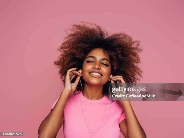 foto de la joven rizada con auriculares - black teenage models fotografías e imágenes de stock